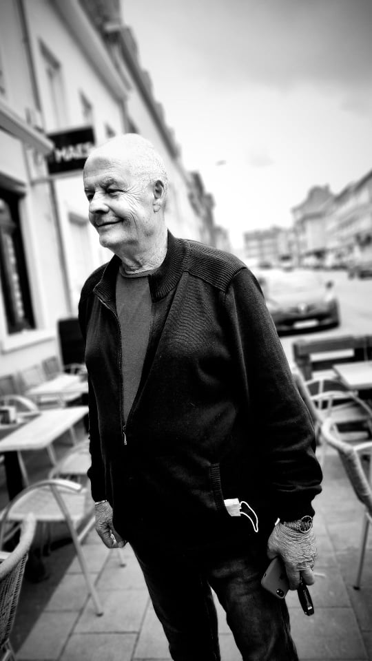 Le sourire d’un habitué à la terrasse des Divas.